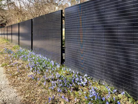 Ein moderner Solarzaun an einem Privatgrundstück.